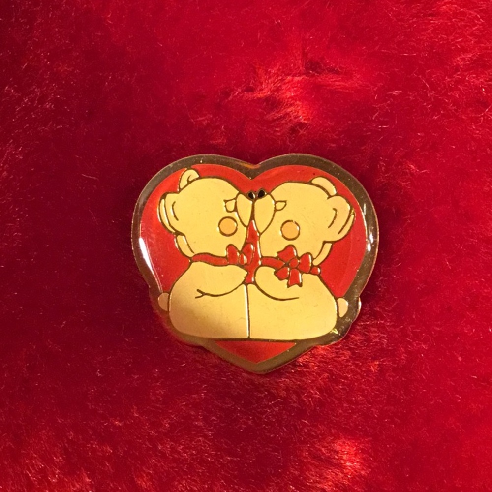 Valentine Heart pin with kissing bears, lapel pin, Valentine bears